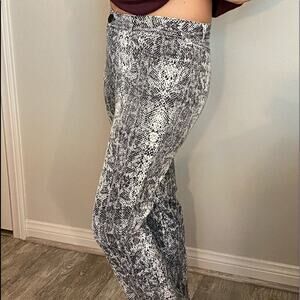 I L U python print pants python Size 7